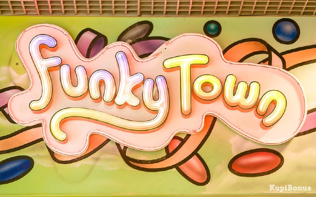 Funky town cartel. Фанки Таун логотип. Фанки Таун парк развлечений. День рождения Фанки Таун. Фанки Таун приглашение.